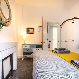  Holiday home 5-bedroom Kings House With Garden L Spacious L Close To The Centre L Shops L Restaurants
