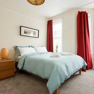  Apartment Stylish Town Centre Close To And Shops